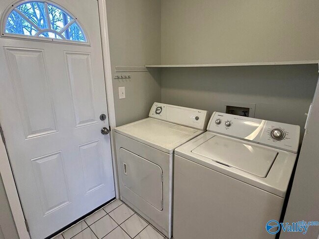 Building Photo - 2014 Hobbs Rd SE