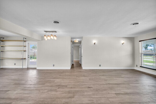 Building Photo - 921 SE 15th Ct