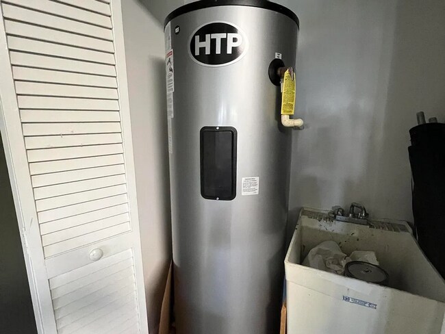 Building Photo - 6 Bedrooms 4 Bathroom 1672 Hammock Grove Lane