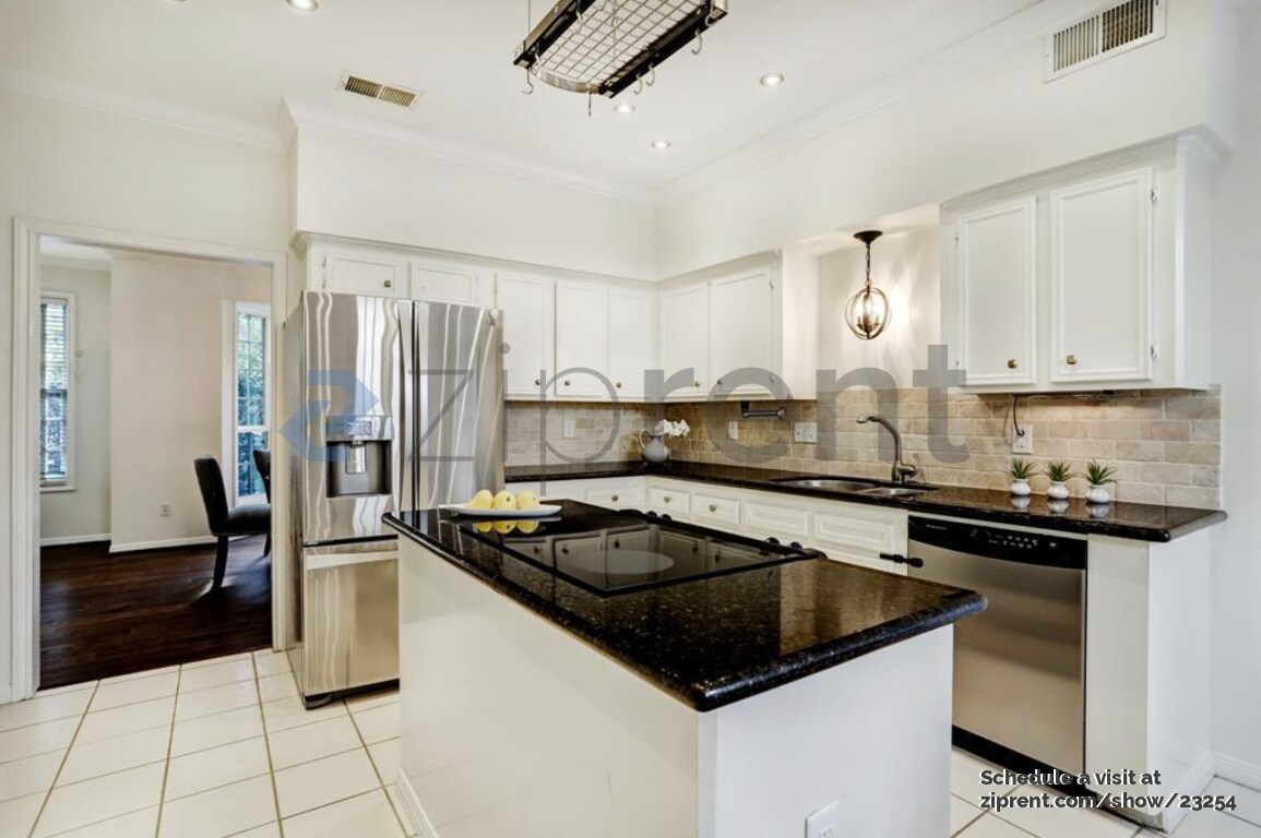 Building Photo - 1426 Marshall St