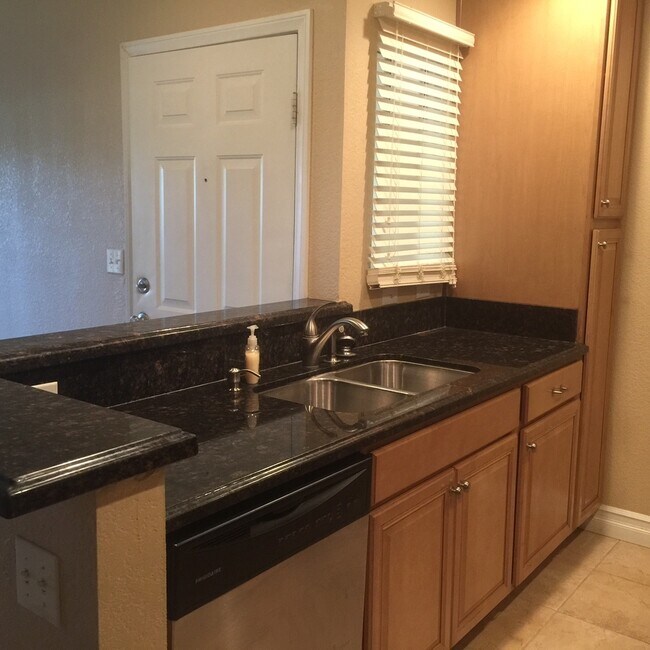 Building Photo - Gated Community * Downstairs 1 bedroom * Community Pool & Fitness Room