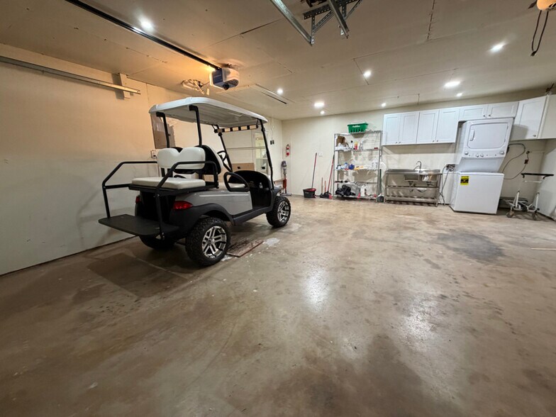 Building Photo - 2010 Parhaven Dr