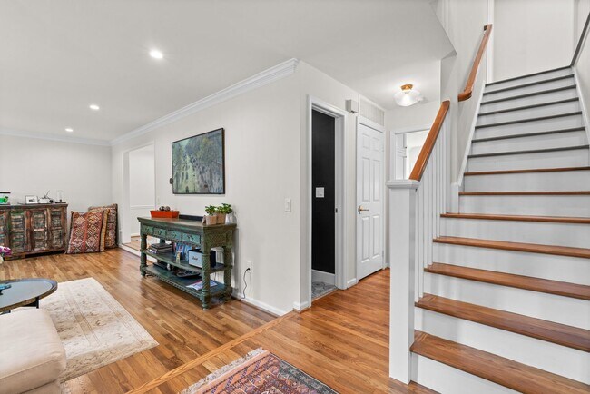 Building Photo - 4 Bed 4.5 Bath - Bethesda  Single Family Colonial - 2 Car Garage