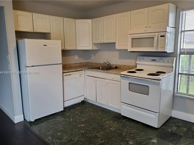 Building Photo - 3006 Coral Ridge Dr