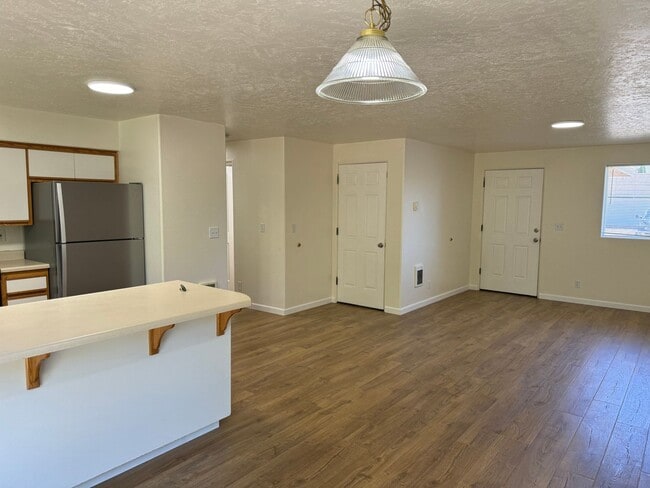 Building Photo - 4 bedroom 1.5 bathroom duplex