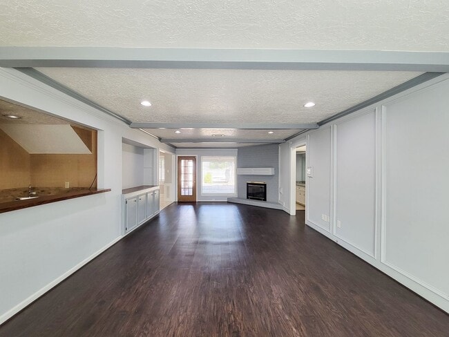 Building Photo - Amazing Cottage Charm Designer Home with Lush Landscaping, Sprinkler System, New Insulated Window...