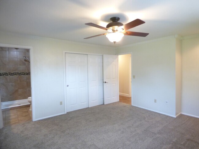 Building Photo - 5 Bd 3 Ba Home in Sandy