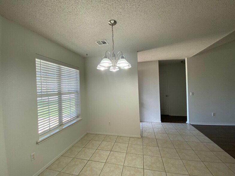 Building Photo - 4377 W Cheyenne Dr