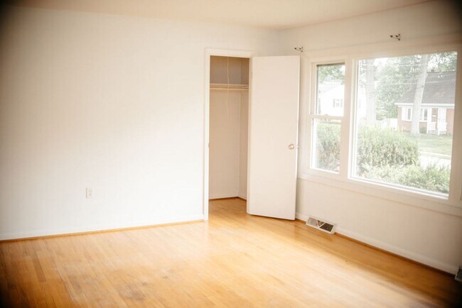 Building Photo - 425 Spring Dr