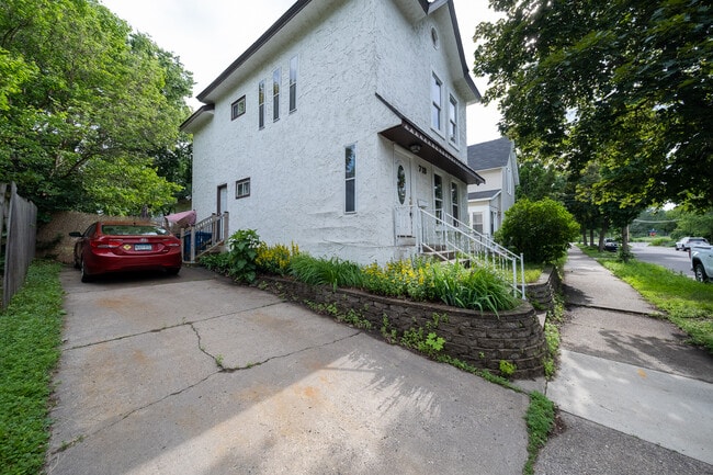 Building Photo - 718 19th Ave NE