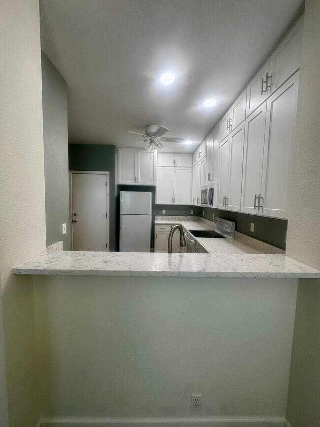 Building Photo - 2 Bed 3 Bath Townhome on Dublin & Powers