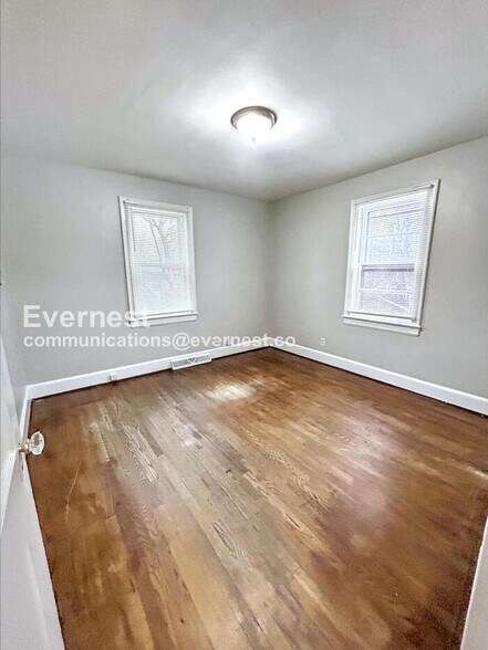 Building Photo - 1715 Longview Dr