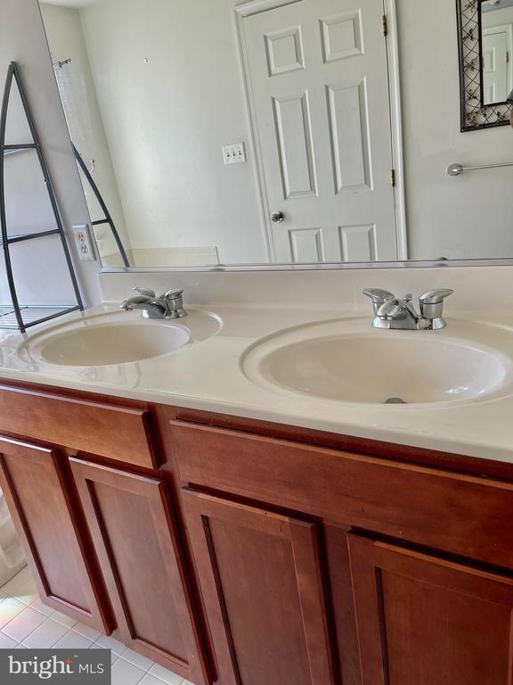 Building Photo - 1047 Lily Way