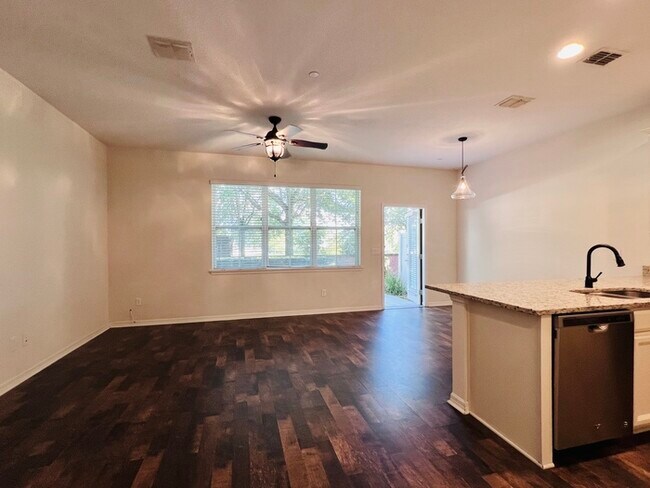 Building Photo - Gorgeous 3 bedroom, 2½ bath, 2 STORY townhome