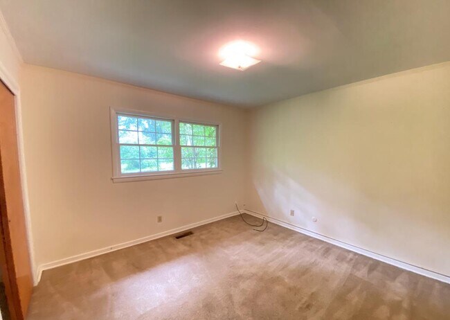 Building Photo - 140 Tuxedo Dr