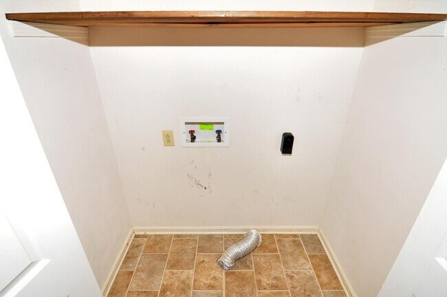 Building Photo - Sweet 3 bed 2.5 ba.  1 car garage in St B