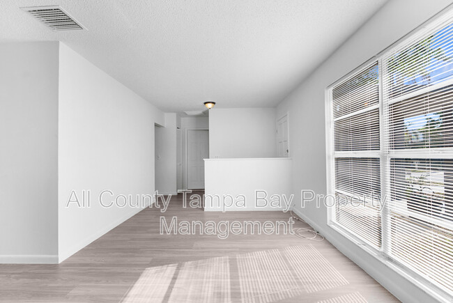 Building Photo - 905 N Newport Ave