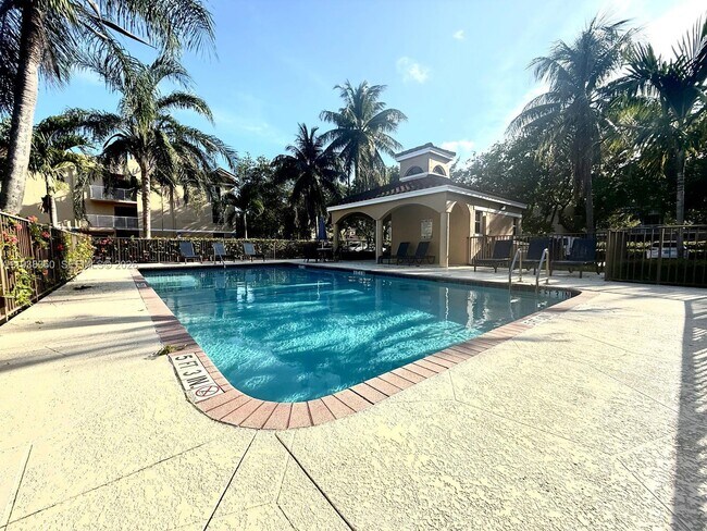 Building Photo - 649 E Sheridan St