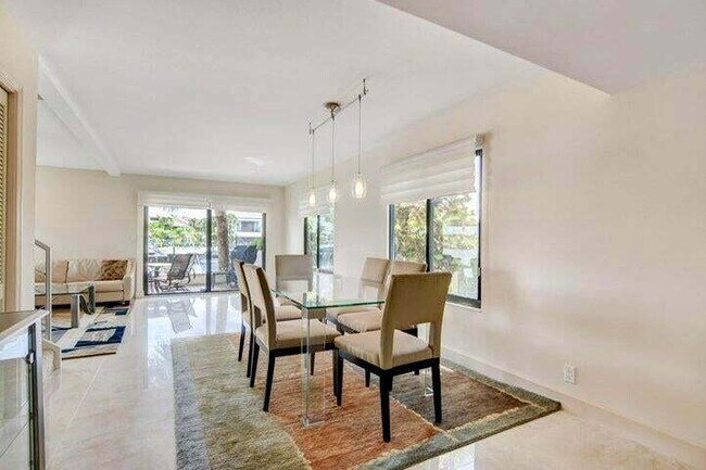 Building Photo - 1005 Russell Dr