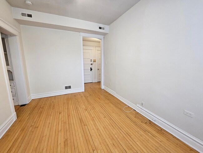 Building Photo - 3800 N Wilton Ave