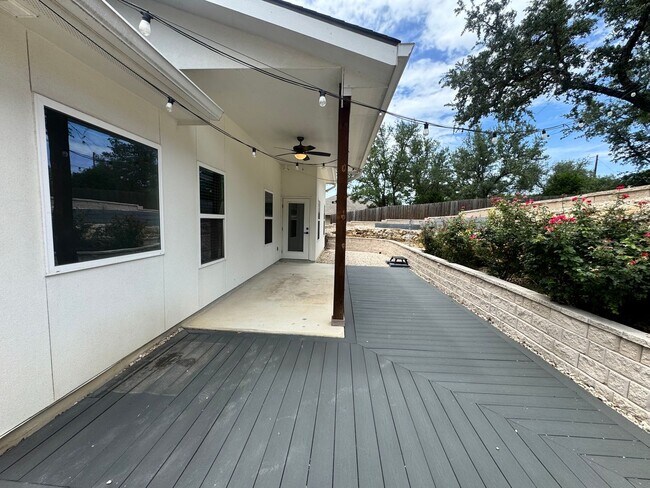 Building Photo - For Rent – 100 Brooklyn Dr, Canyon Lake, T...