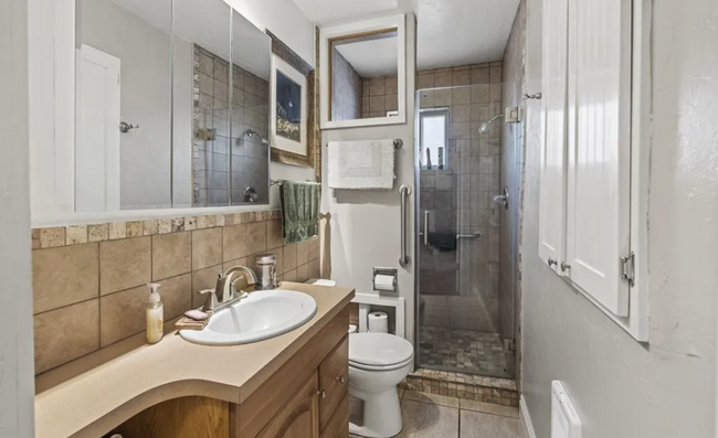 One of two kitted out bathrooms with large shower - 812 E Cache La Poudre St