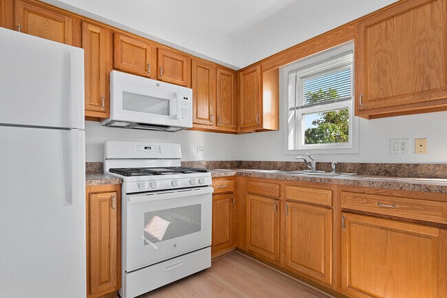Building Photo - 7121 W 110th St