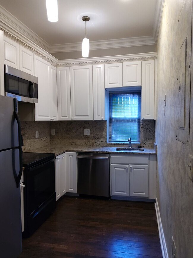 Building Photo - Ready to Move In 2 Bedroom near Ravens Stadium w/ Two Decks!