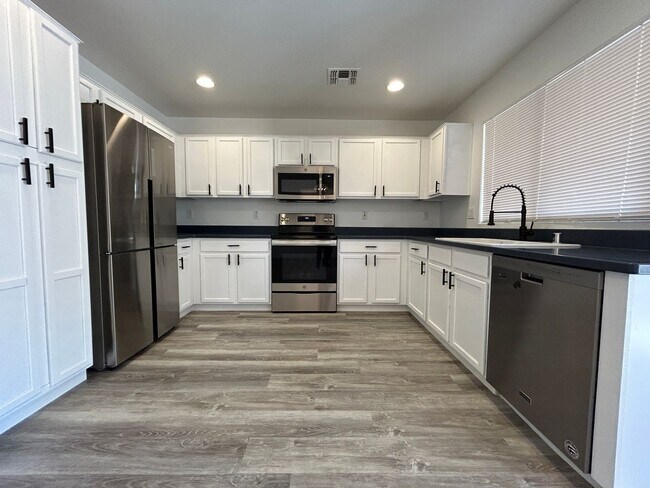 Building Photo - Beautifully Remodeled