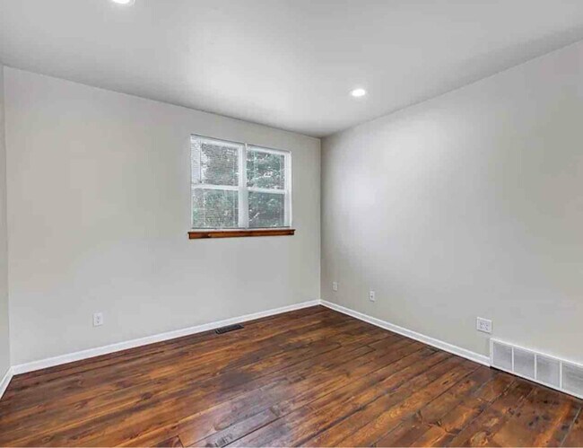 Building Photo - 625 N Maple Ave