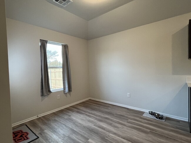 Building Photo - "ROOMMATE Wanted"