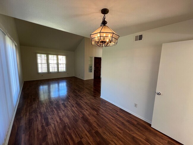 Building Photo - Mission Oaks Single Story!