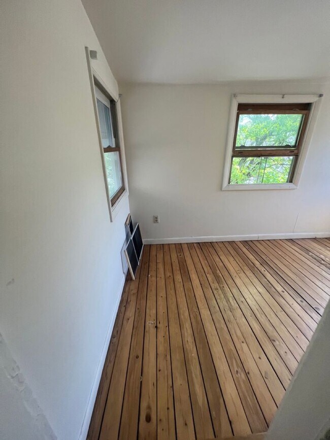 Building Photo - 52 Hickok Pl