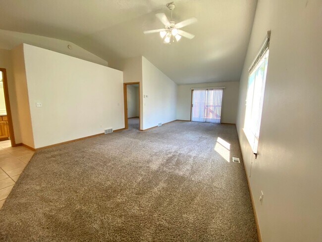 Building Photo - 744 34th Ave W