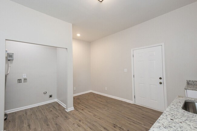 Building Photo - 218 E Tinsley St