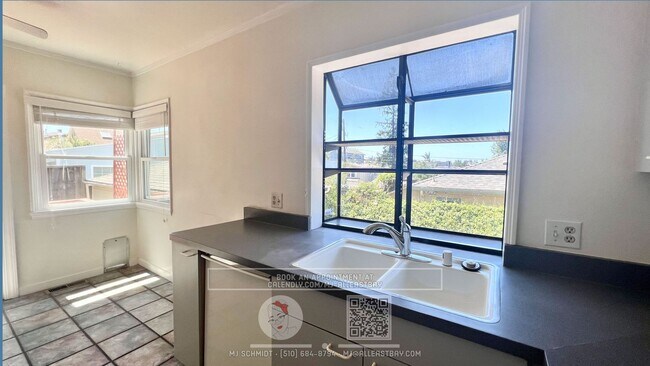 Building Photo - Spacious 2 bedroom Home w/ Backyard, Garag...