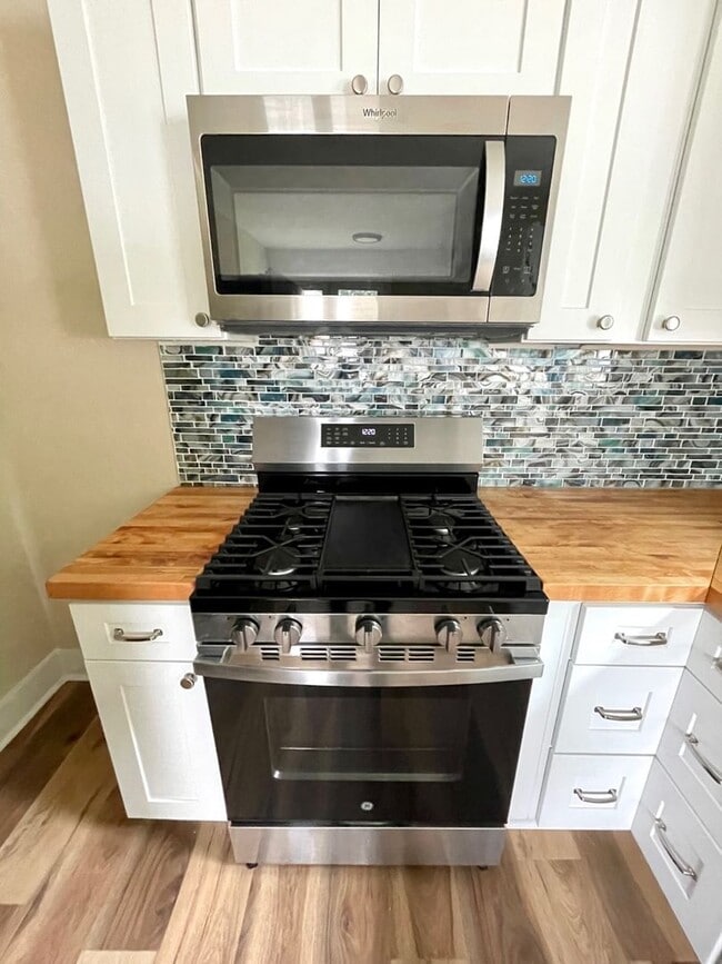 Building Photo - Section 8 Approved 3bedroom 1 Bath