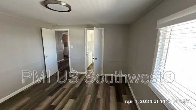 Building Photo - 738 Swan Dr