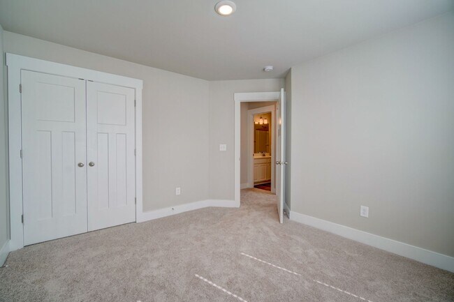 Building Photo - Gorgeous 4 BR, 3BA, Home with Loft, and 2 ...