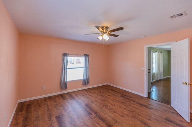 Building Photo - Cozy 3 Bed 2 Bath Home - Pets on Owner App...