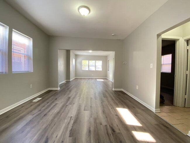 Building Photo - 3 Bed Home Available NOW