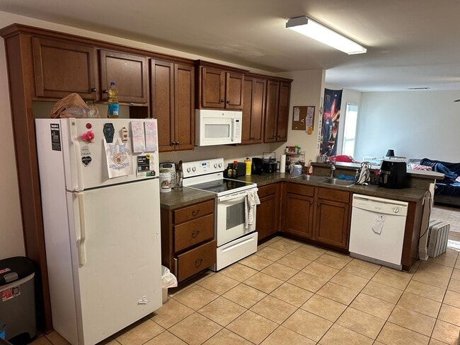Building Photo - Five Bedroom Near Downtown Available for P...