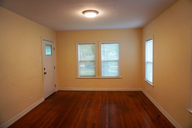 Building Photo - 3br / 2ba house in Woodlawn terrace, close...