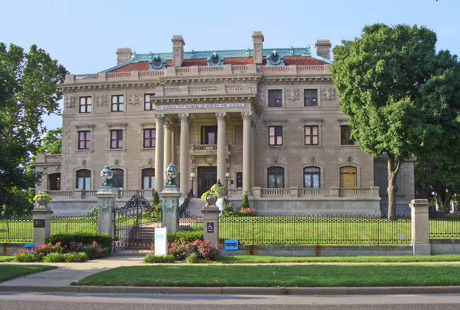 Kansas City Museum, 5 minutes away - 421 Park Ave