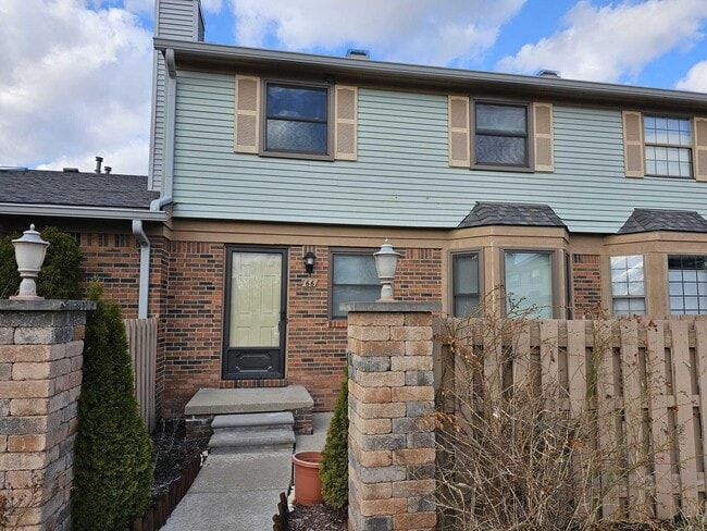 Building Photo - 2011 Vine Way Dr