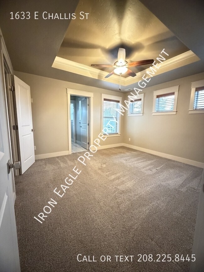 Building Photo - 1633 E Challis St