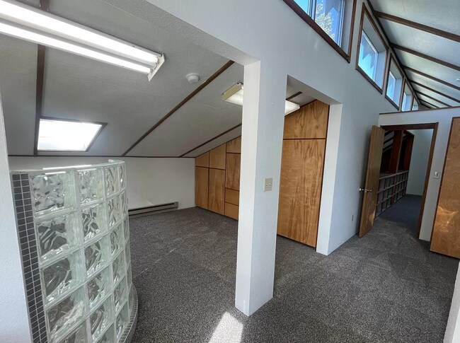 Building Photo - Custom 3 Bedroom Home for Rent