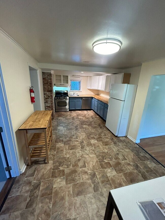 Building Photo - FOUR BEDROOM AVAILABLE - JUNE 1st, 2026