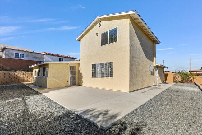 Building Photo - 2040 E 5th St