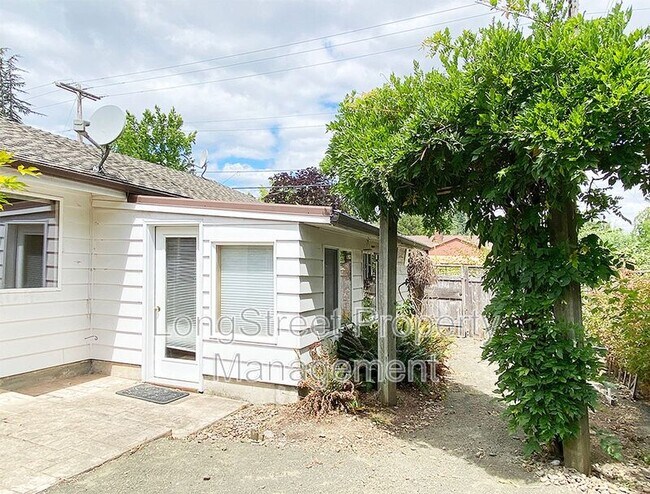 Building Photo - 3558 NW Fillmore Ave